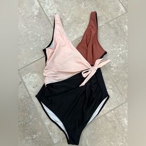 Summer Mae Color Block wrap top Swimsuit with rouched  sides. Size XL.